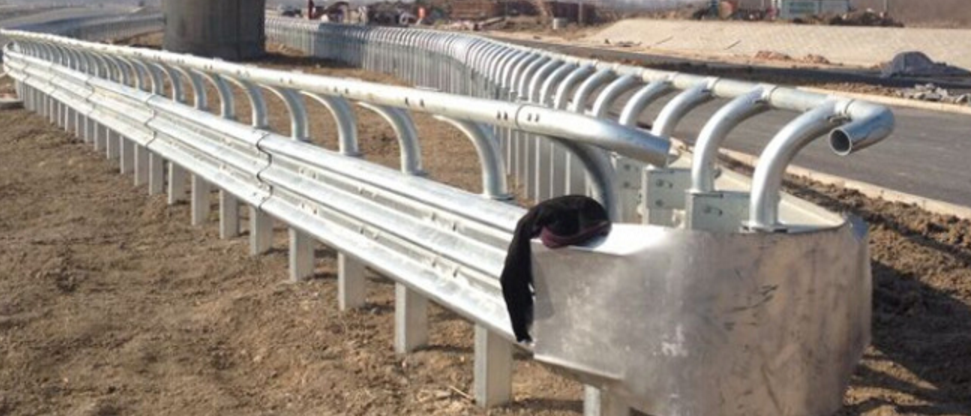 上段立柱三波護(hù)欄板